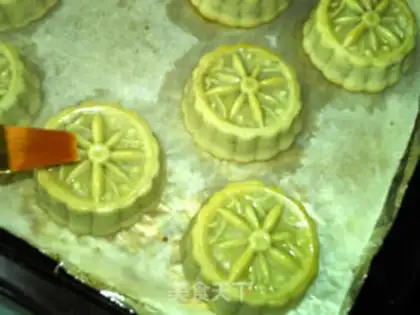 Make A wide-range Penang moon cake step 22