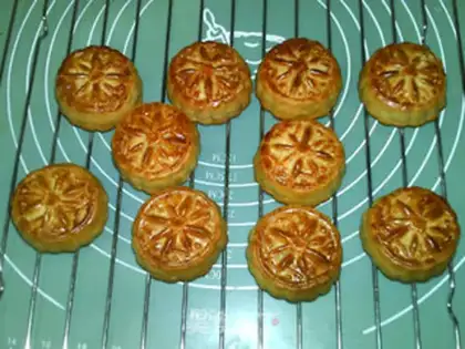 Make A wide-range Penang moon cake step 23