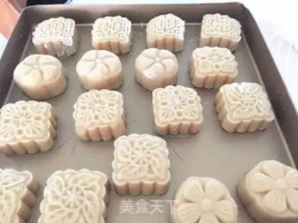 Make Gold and milk moon cakes step 18