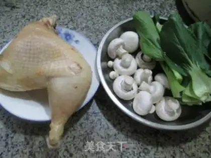 Make The green mushroom chicken leg soup step 0