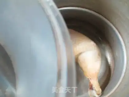 Make The green mushroom chicken leg soup step 1