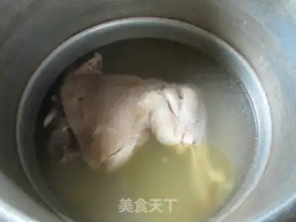 Make The green mushroom chicken leg soup step 4