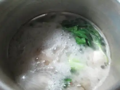 Make The green mushroom chicken leg soup step 5