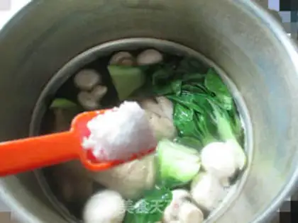 Make The green mushroom chicken leg soup step 6