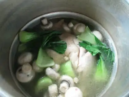 Make The green mushroom chicken leg soup step 7