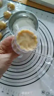 Make A wide-range cranberry green bean moon cake step 8