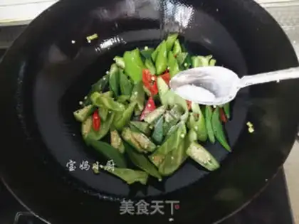 Make Autumn pepper fried eggs step 6