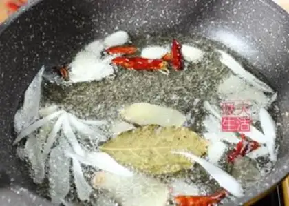 Make Spicy chicken crumbs step 1