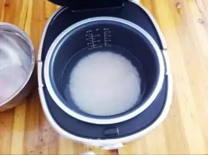 Make Old shrimp rice step 1