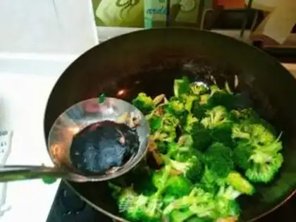 Make Garlic purified broccoli step 4