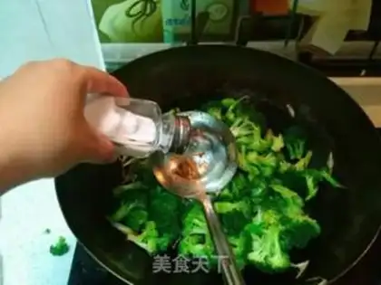 Make Garlic purified broccoli step 5