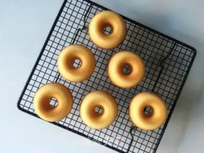 Make Black and white chocolate doughnuts step 9