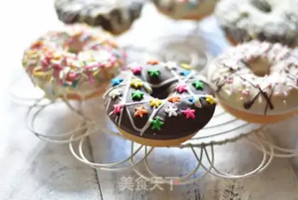 Make Black and white chocolate doughnuts step 14