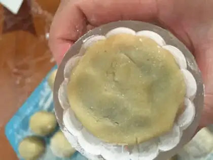 Make Red bean yogurt of broad moon cake step 18