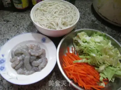 Make Shrimp cabbage noodles step 0