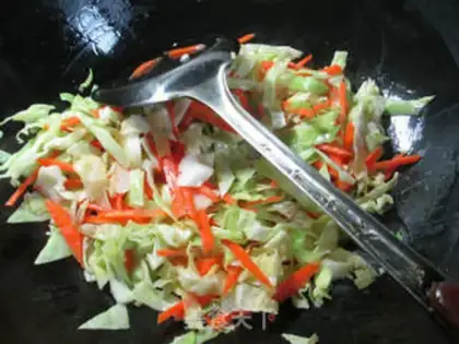 Make Shrimp cabbage noodles step 3