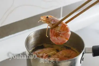 Make A red shrimp salad with oil and vinegar step 3