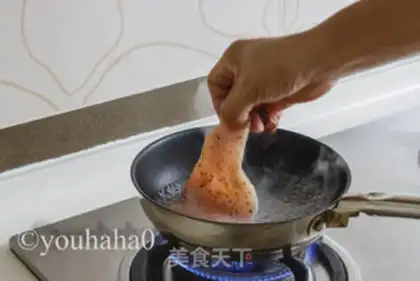 Make A red shrimp salad with oil and vinegar step 4
