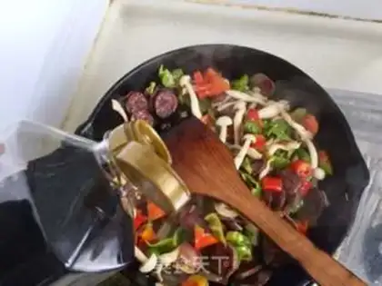 Make Snack pepper mushroom fried sausage step 7
