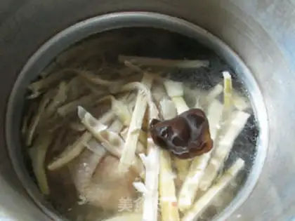 Make Wood, sheep, tail, chicken leg soup step 7