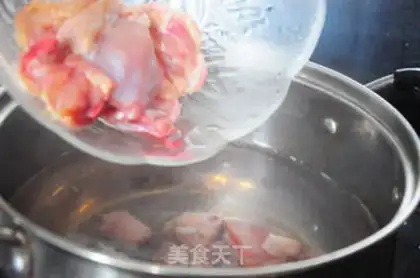 Make Curry three yellow chickens step 1