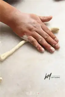 Make Mace decorated bread step 4