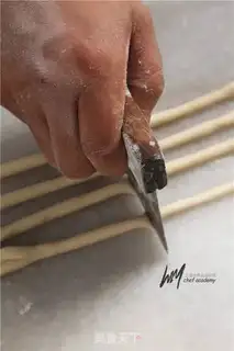 Make Mace decorated bread step 5