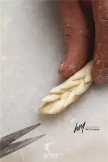 Make Mace decorated bread step 6