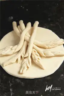 Make Mace decorated bread step 7