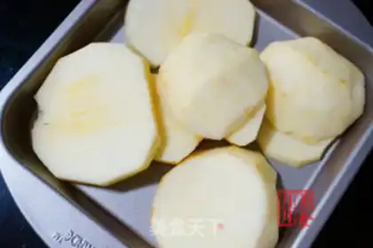 Make Cracker sausage apples step 1