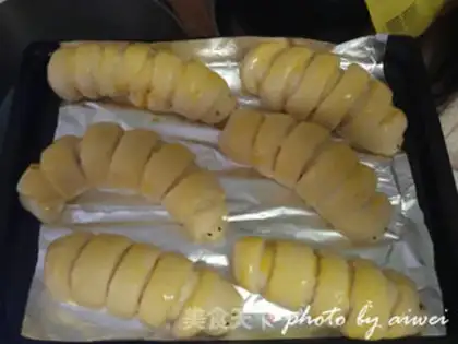Make caterpillar bread step 12