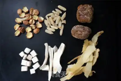 Make Fresh chestnut chop soup step 0