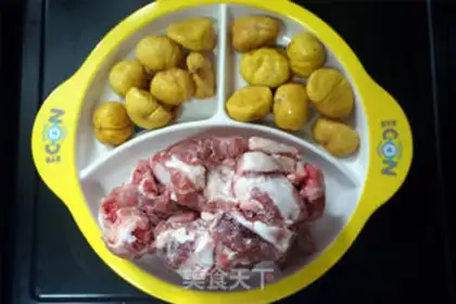 Make Fresh chestnut chop soup step 1