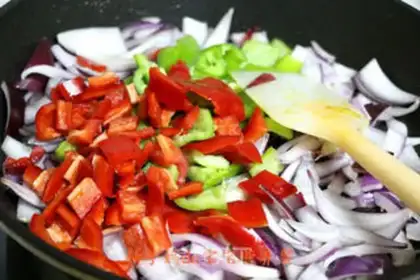 Make North African eggs step 1