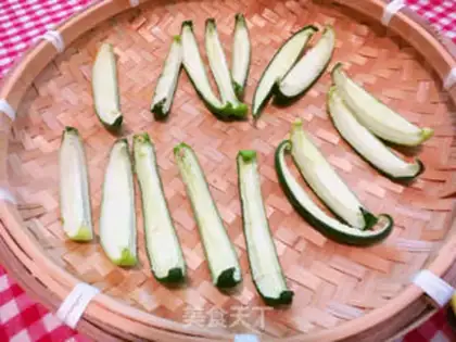 Make cucumber pickles step 1