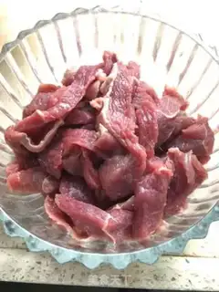 Make Golden pins and mushroom beef soup step 1