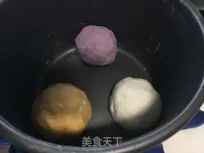 Make Color embroidery ball buns step 1