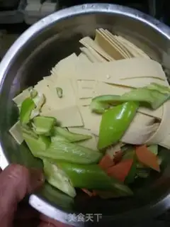 Make Northeast pepper dry tofu step 0