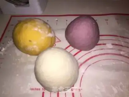 Make Color embroidery ball buns step 2