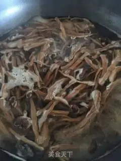 Make A dry pot of tea and mushrooms step 0