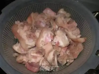 Make Weed pig hoof soup step 1