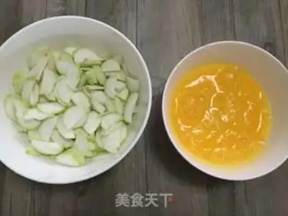 Make Scrambled eggs step 1