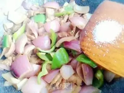 Make Round onion fried meat step 7