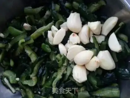 Make cucumber pickles step 1