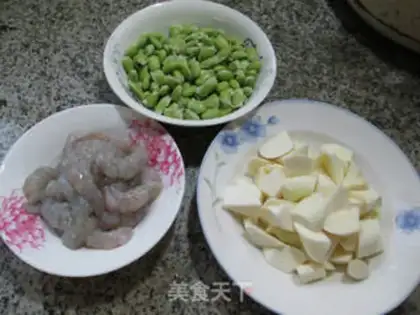 Make Shrimp is white and fried beans step 0