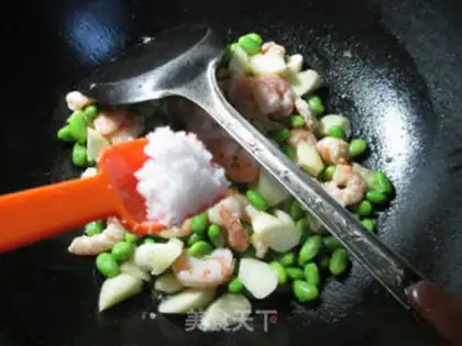 Make Shrimp is white and fried beans step 7