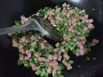 Make Lunch, egg, fried rice step 4
