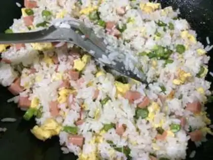 Make Lunch, egg, fried rice step 6