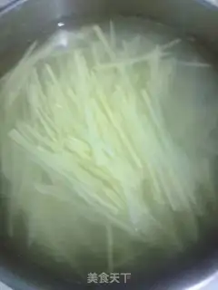 Make Steamed potatoes, fried eggs step 1