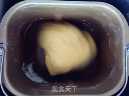 Make Pooh bear squeezes bread step 0